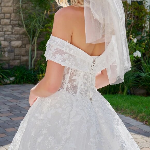 New Floral Lace Embellished Bridal Gown w/ Lace Up Back & Short Veil GL3822 - Picture 11 of 15